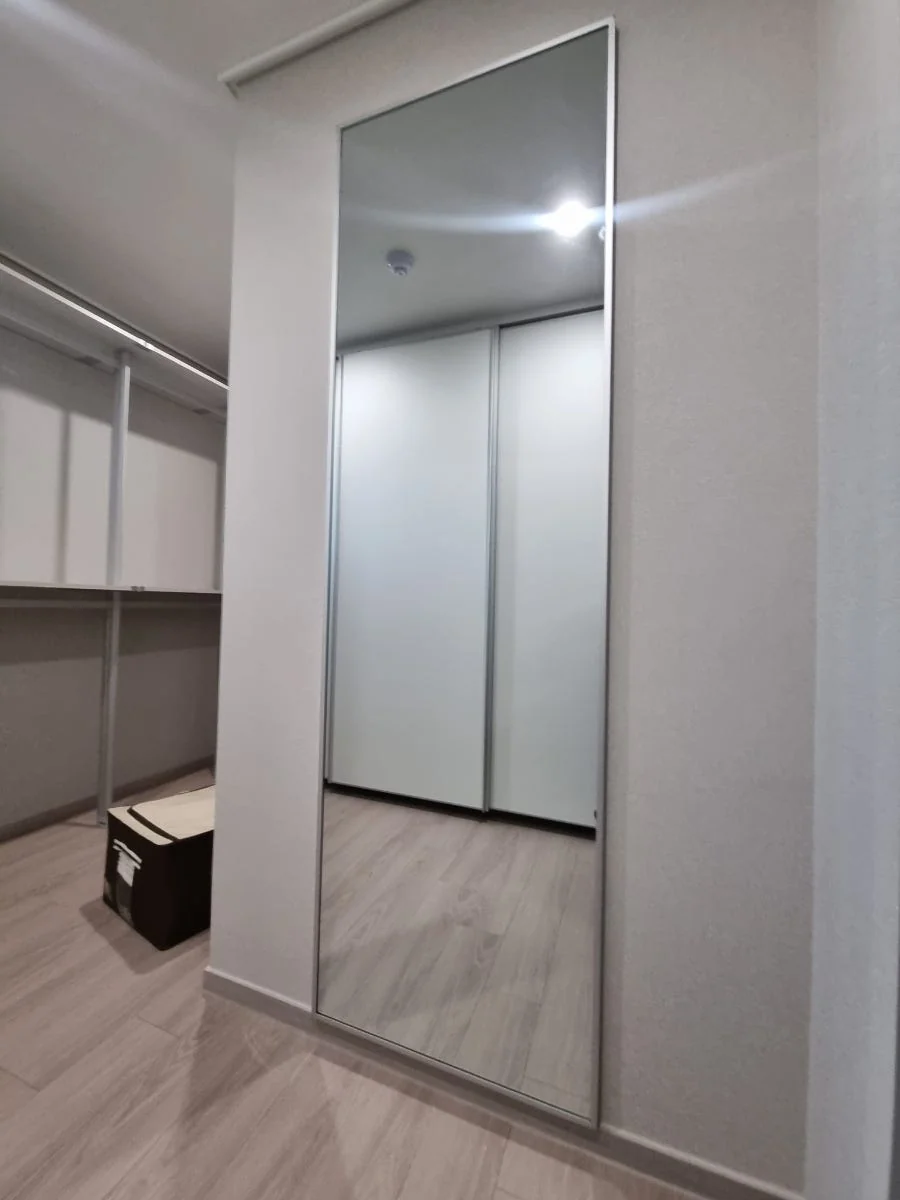 평촌센텀퍼스트 드레스룸 벽면에 시공한 세로형 전신거울