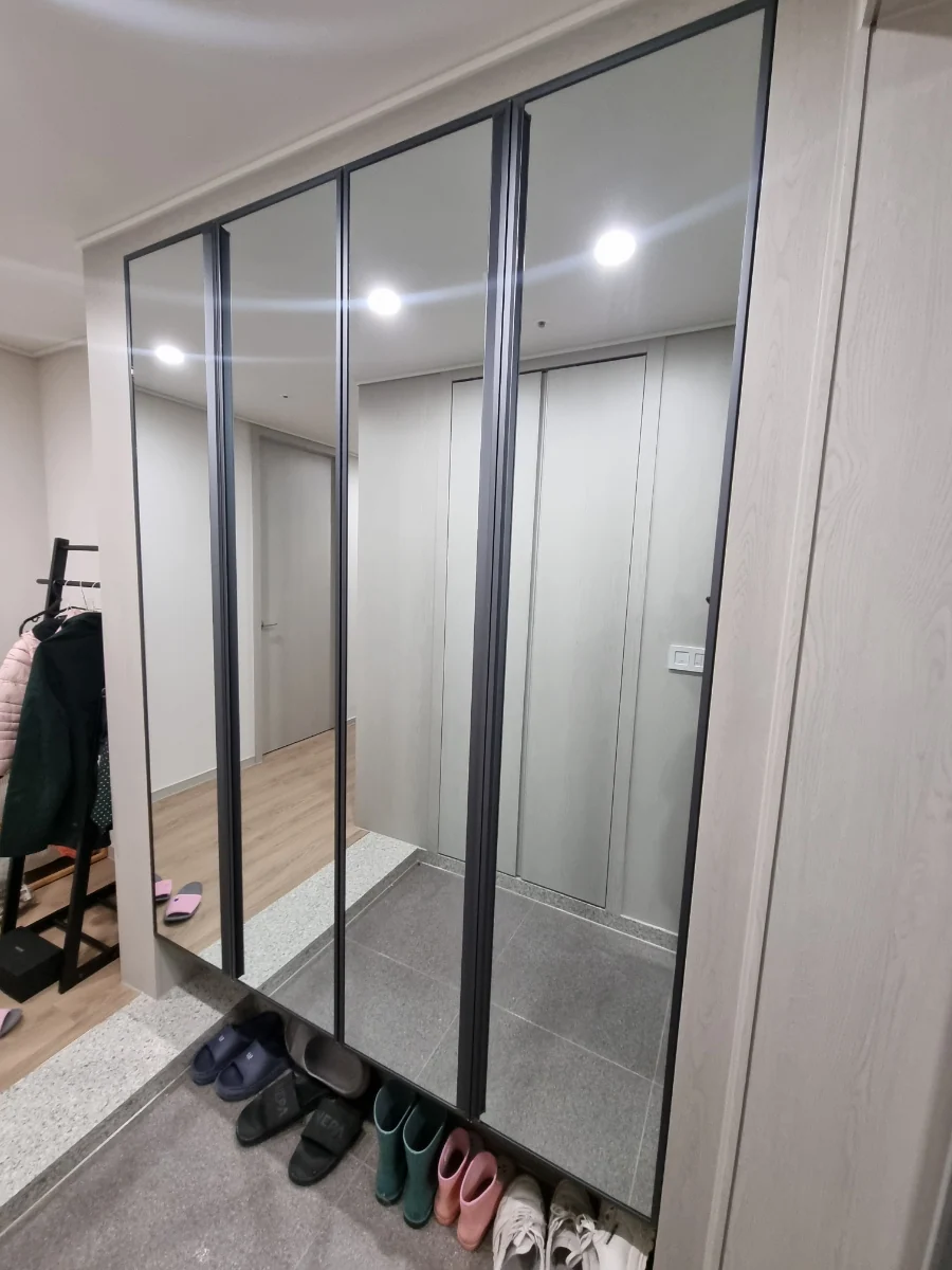 이지유리 실제 시공: 실버 거울과 어두운 바를 조합한 신발장 문