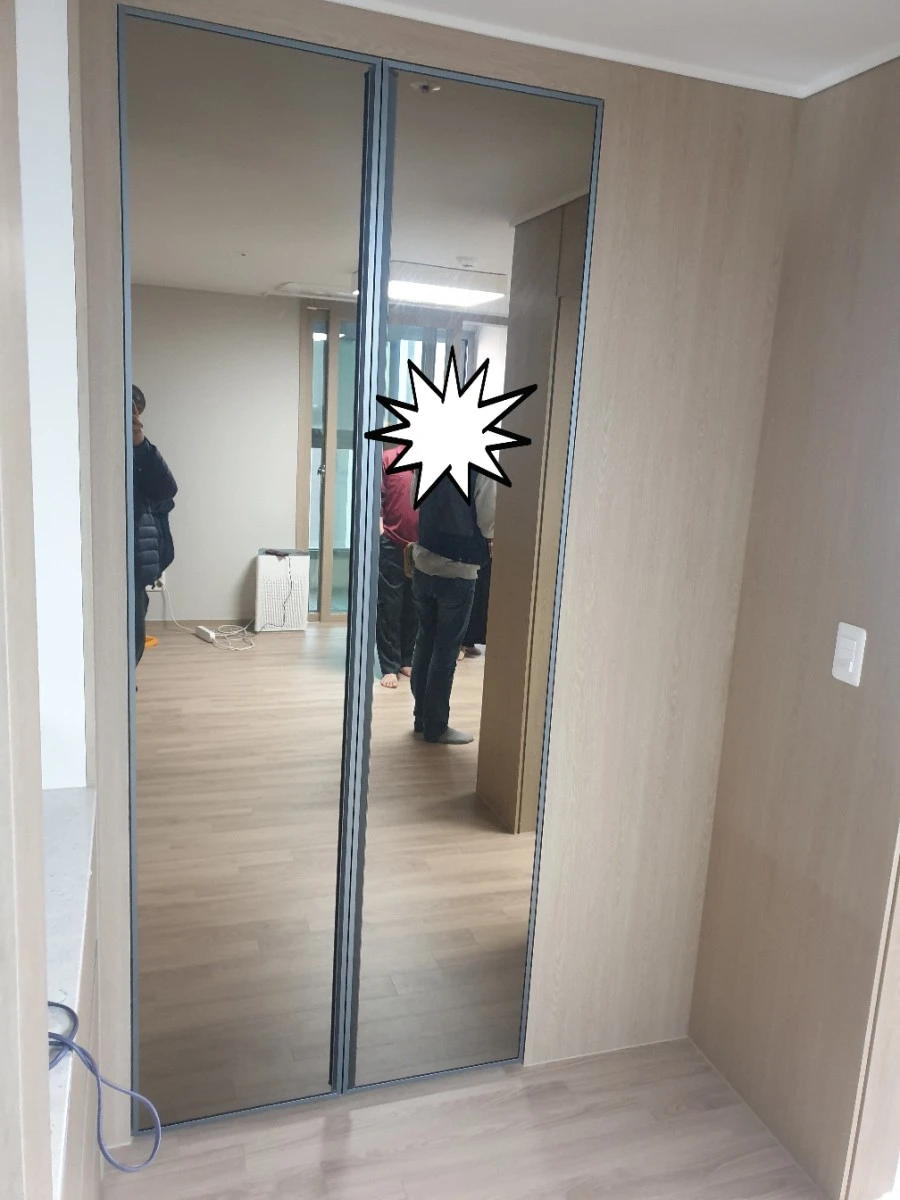 e편한세상 독산 더타워 장식장 거울문 시공 사진 2