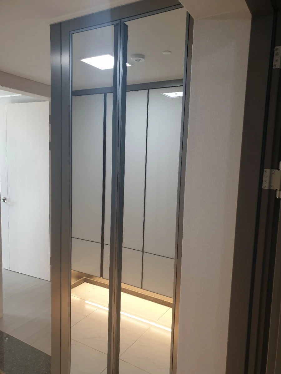 e편한세상 독산 더타워 신발장 거울문 시공 사진 1