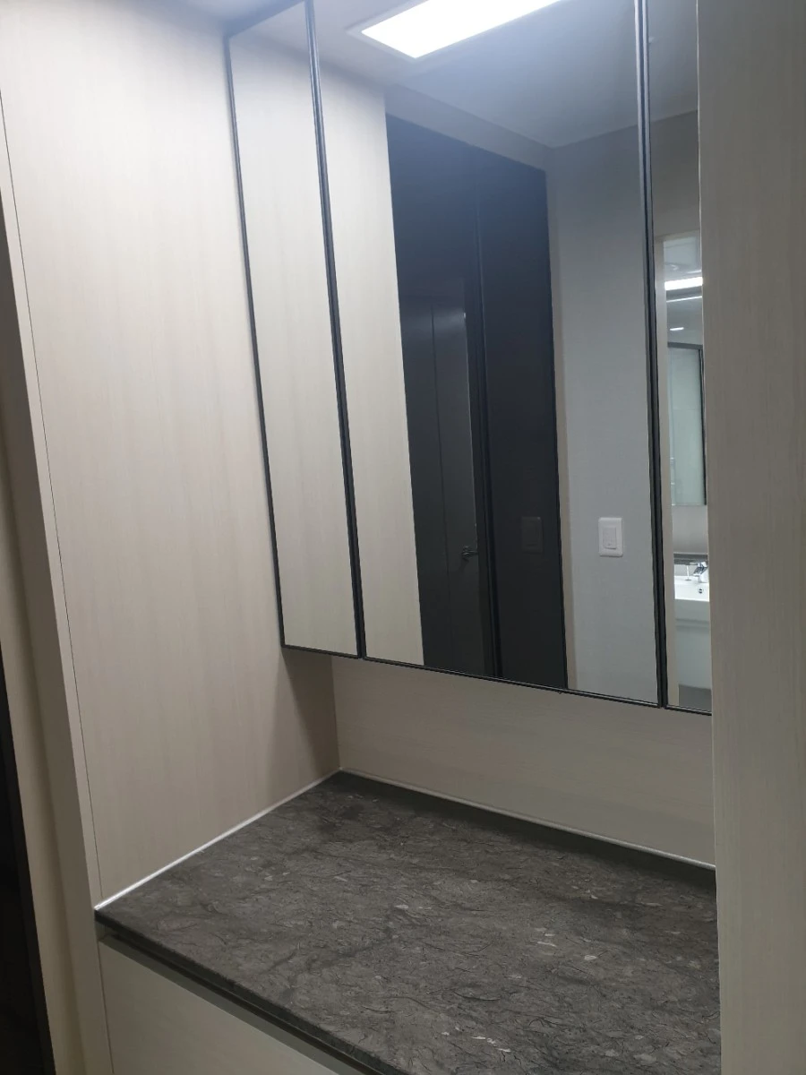 e편한세상 독산 더타워 화장대 거울문 시공 사진 1