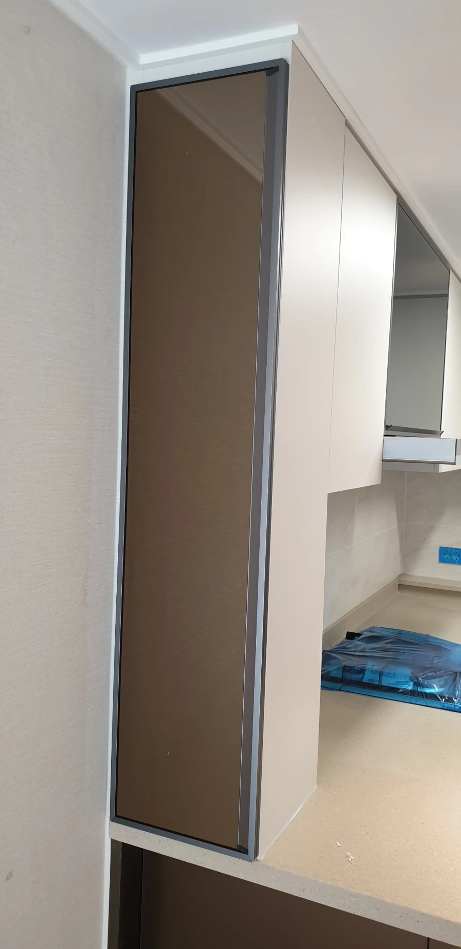 김포 캐슬앤파밀리에시티 1단지 장식장 거울문 시공 사진 2