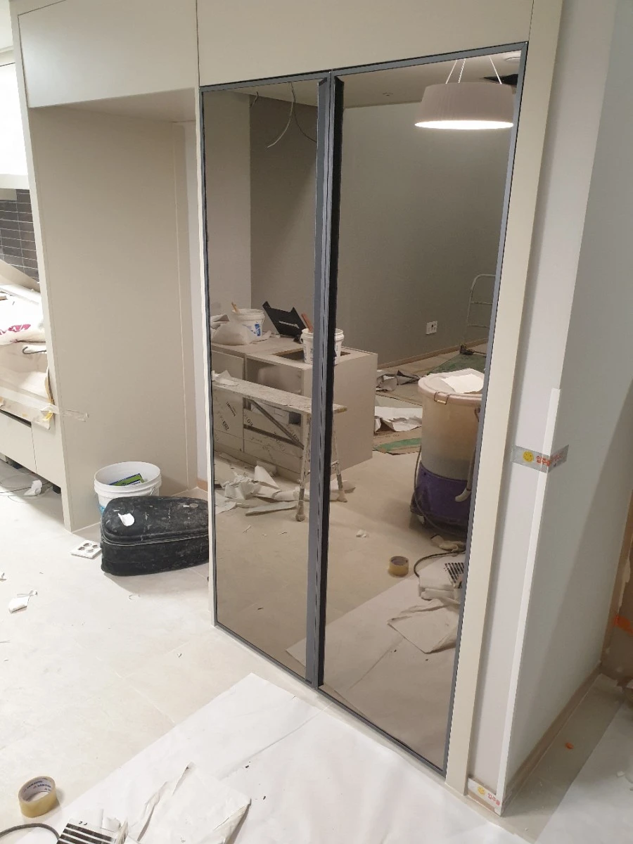 남양주 두산 알프하임 냉장고장 거울문 시공 사진 4