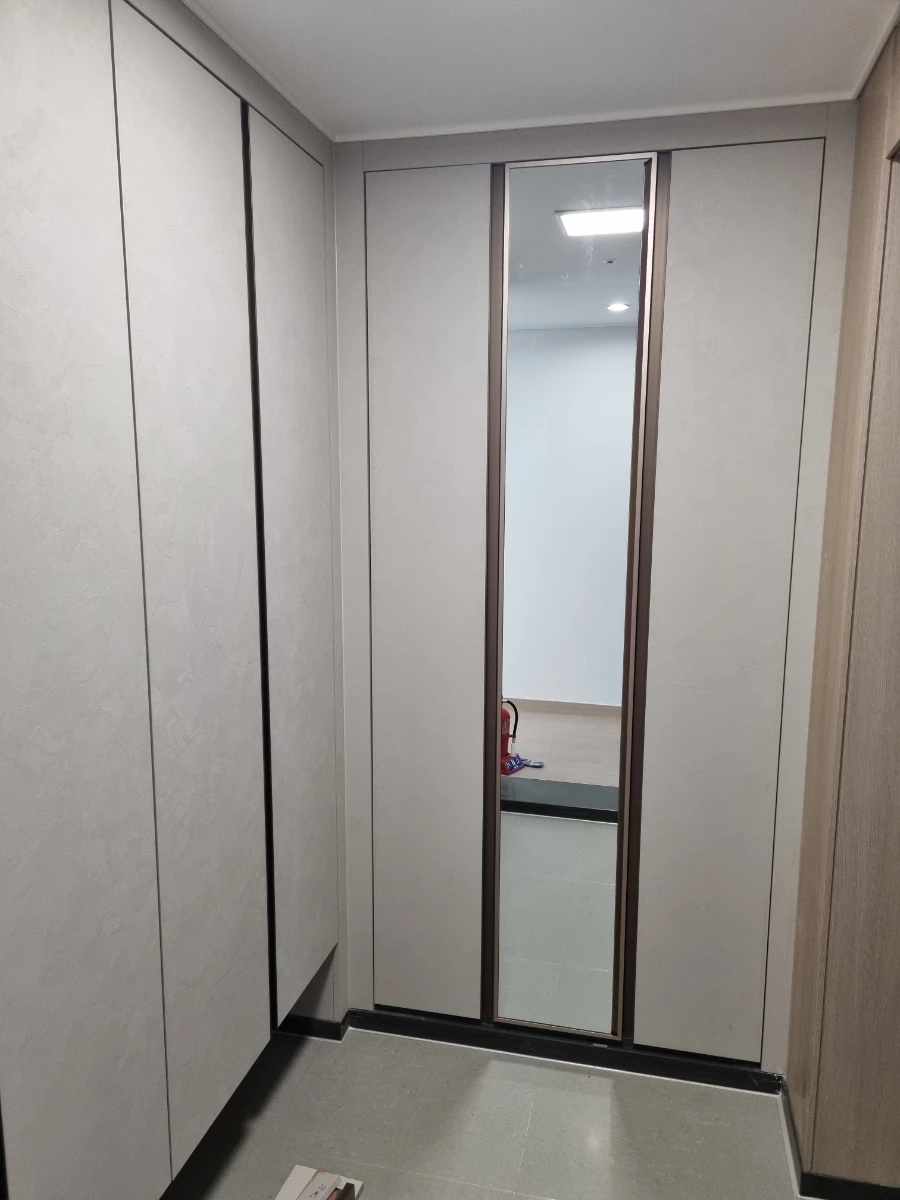 더샵 파크프레스티지 신발장 거울문 시공 사진 5