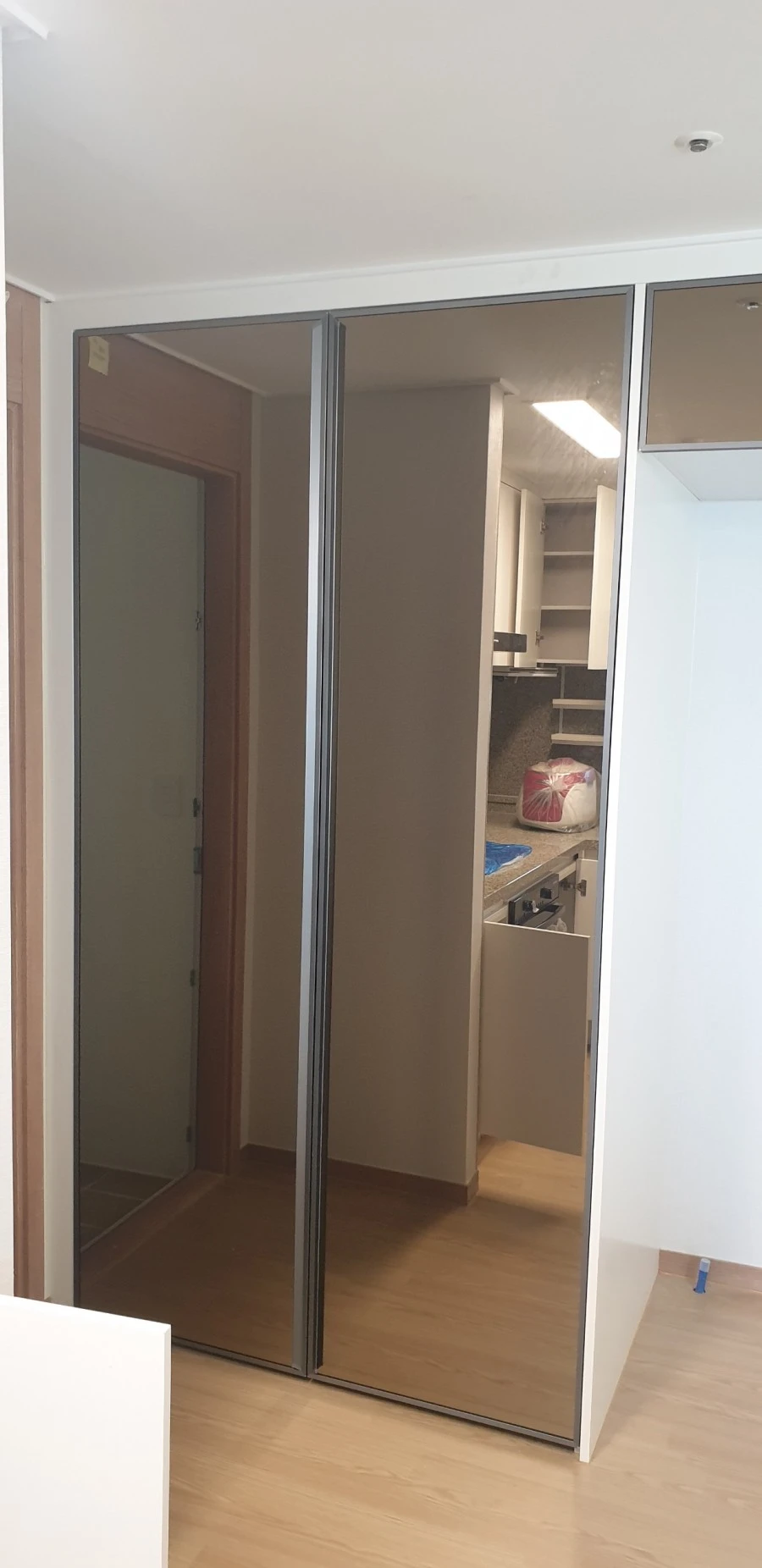 송도 더샵 마리나베이 냉장고장 거울문 시공 사진 5