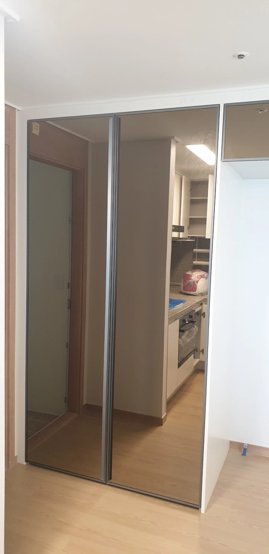송도 더샵 마리나베이 냉장고장 거울문 시공 사진 6