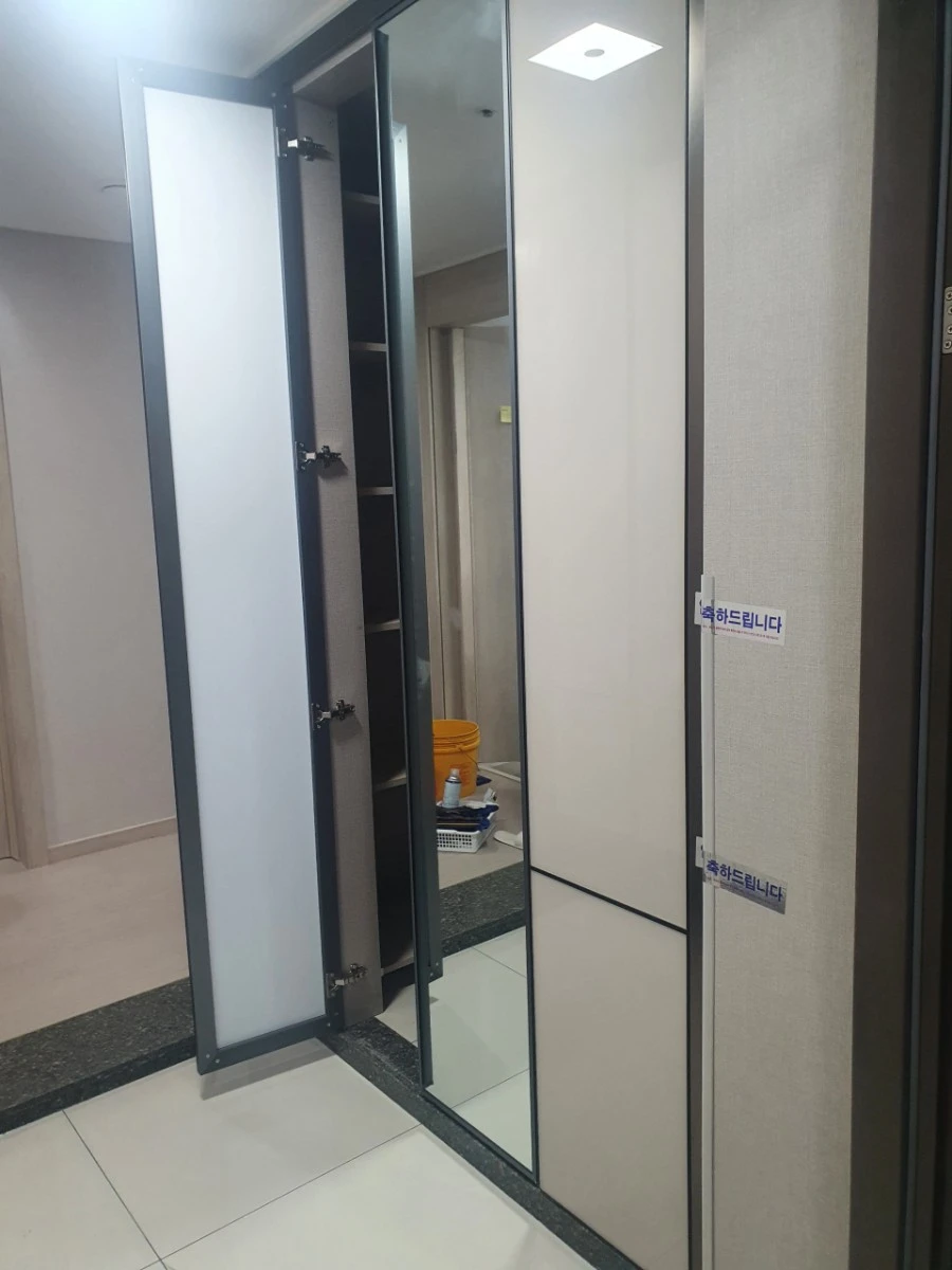 시흥 장현 호반써밋 신발장 거울문 시공 사진 2