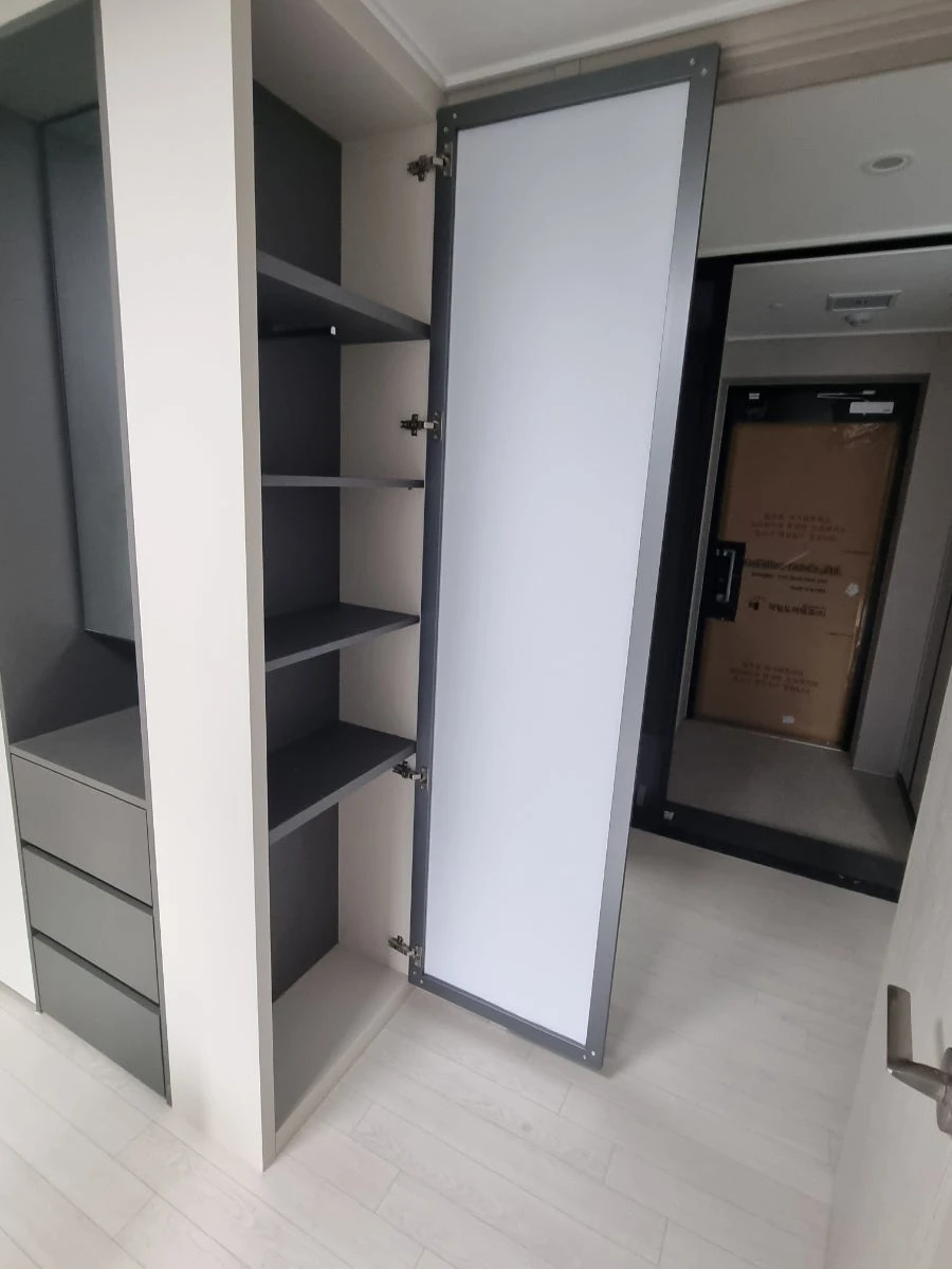 신흥역 하늘채 랜더스원 1·2·3·4단지 신발장 거울문 시공 사진 2