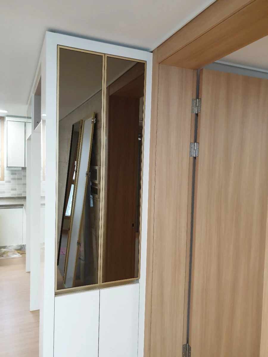 안산 그랑시티자이 1차 장식장 거울문 시공 사진 2