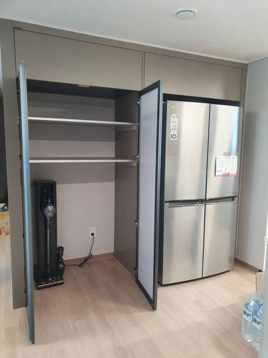 철산 롯데SK뷰 클래스티지 냉장고장 거울문 시공 사진 1