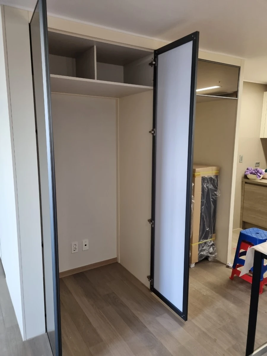 철산 롯데SK뷰 클래스티지 냉장고장 거울문 시공 사진 15
