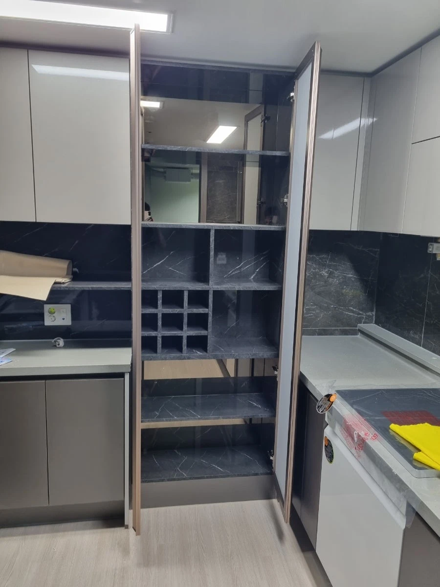 청주 동남 파라곤 냉장고장 거울문 시공 사진 3