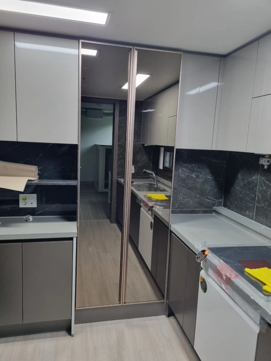 청주 동남 파라곤 냉장고장 거울문 시공 사진 4