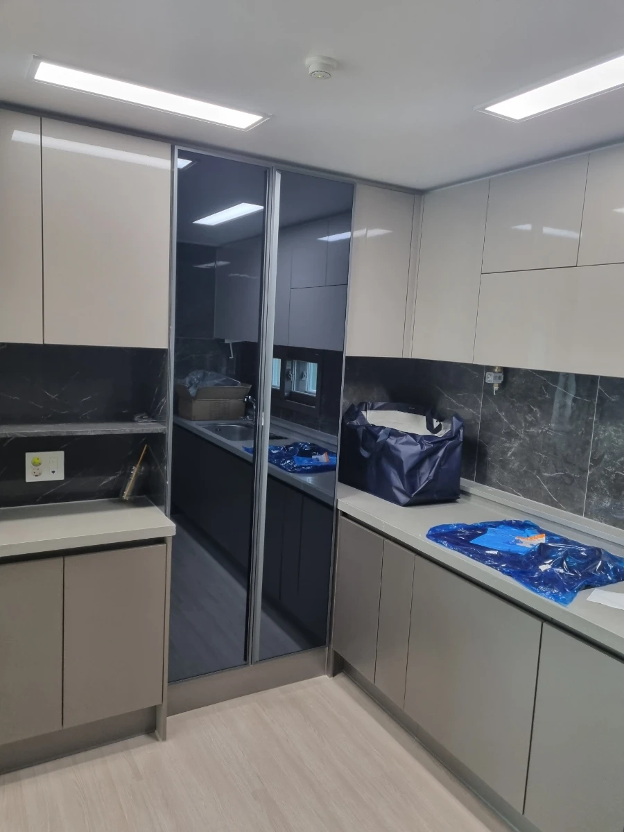 청주 동남 파라곤 냉장고장 거울문 시공 사진 9
