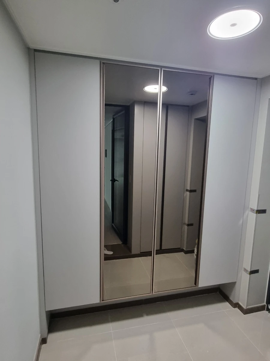 청주 동남 파라곤 신발장 거울문 시공 사진 3