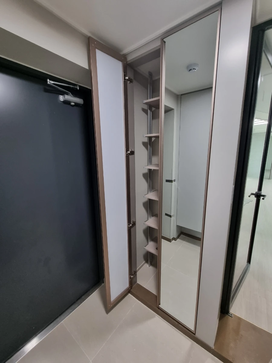 청주 동남 파라곤 신발장 거울문 시공 사진 6