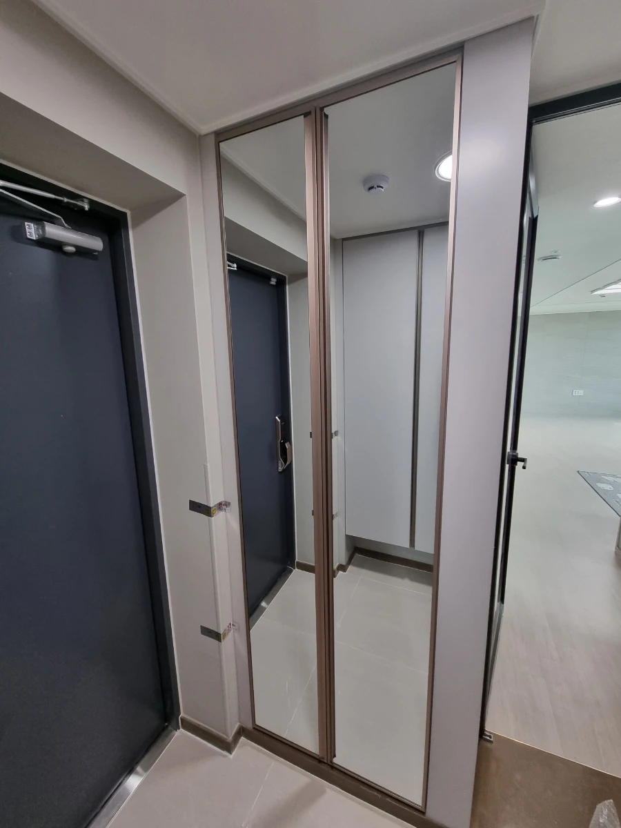청주 동남 파라곤 신발장 거울문 시공 사진 7