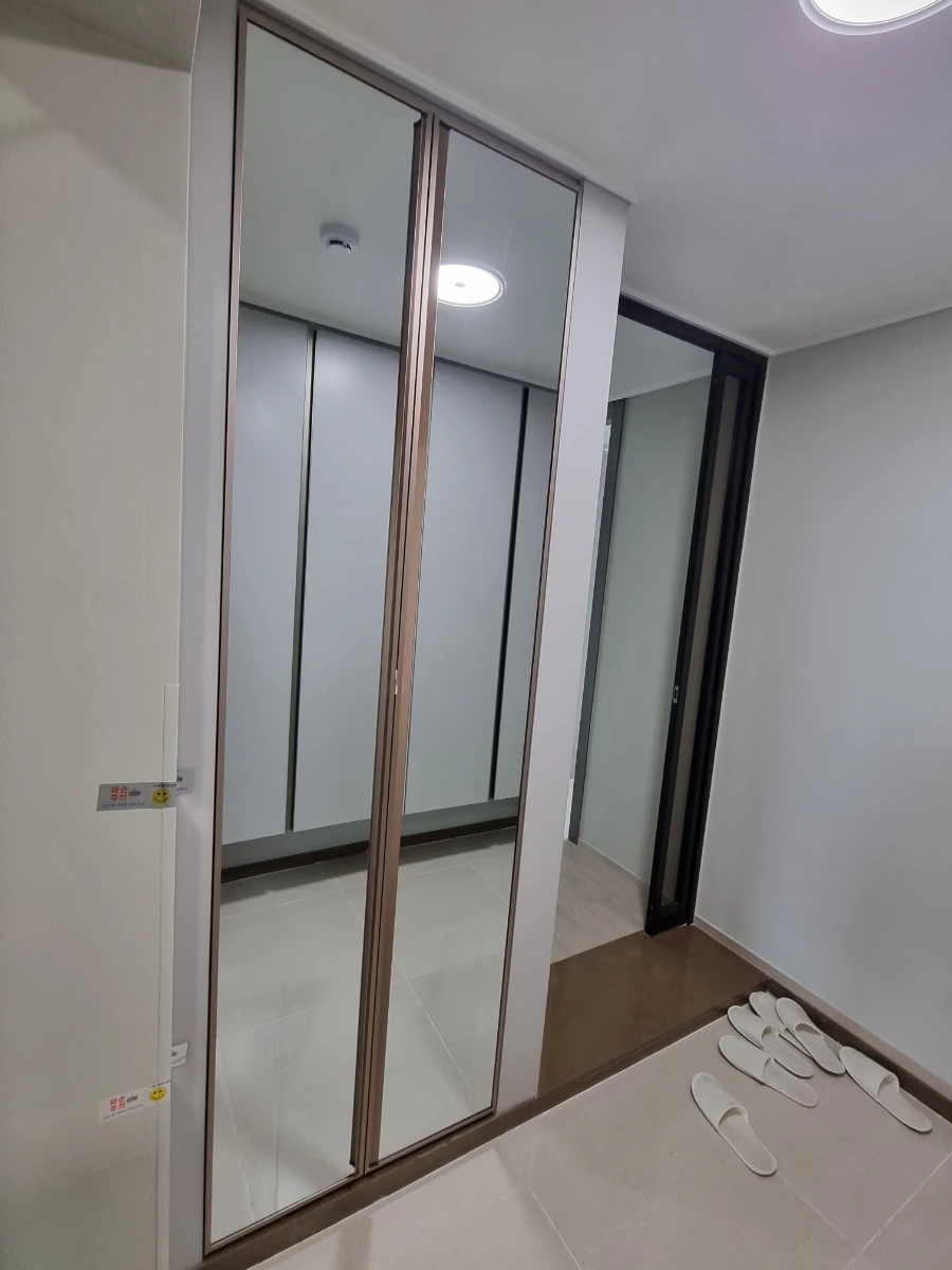 청주 동남 파라곤 신발장 거울문 시공 사진 8