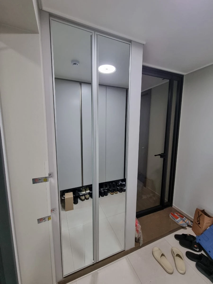 청주 동남 파라곤 신발장 거울문 시공 사진 10