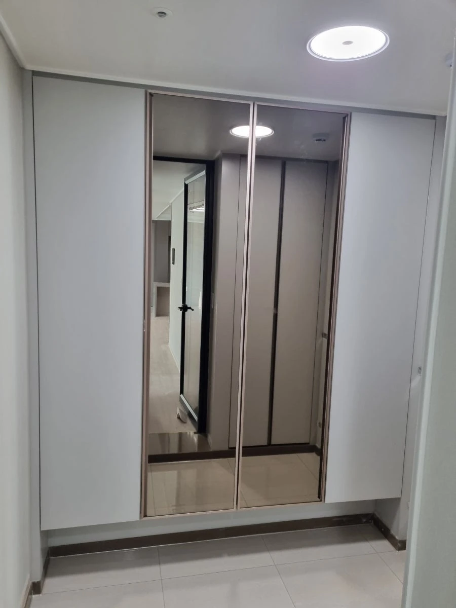 청주 동남 파라곤 신발장 거울문 시공 사진 12