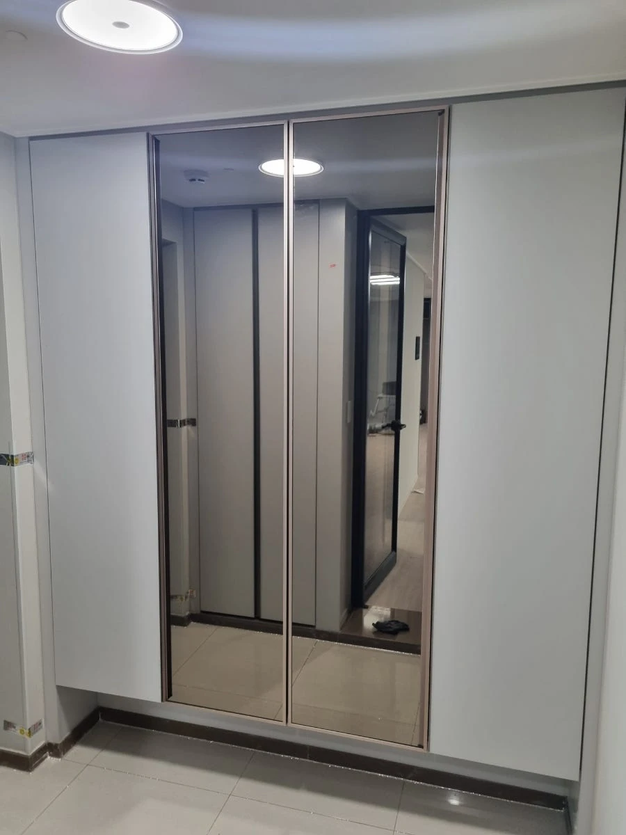 청주 동남 파라곤 신발장 거울문 시공 사진 13