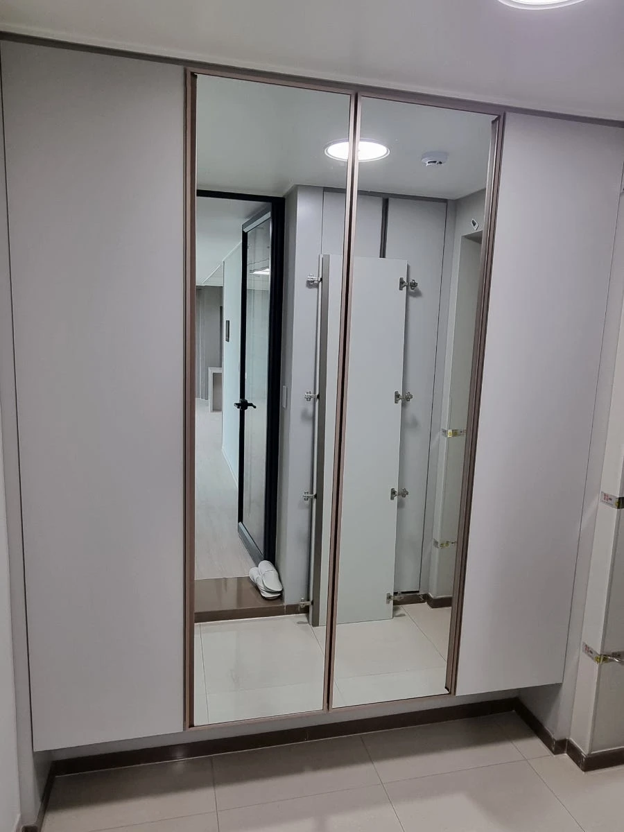 청주 동남 파라곤 신발장 거울문 시공 사진 15