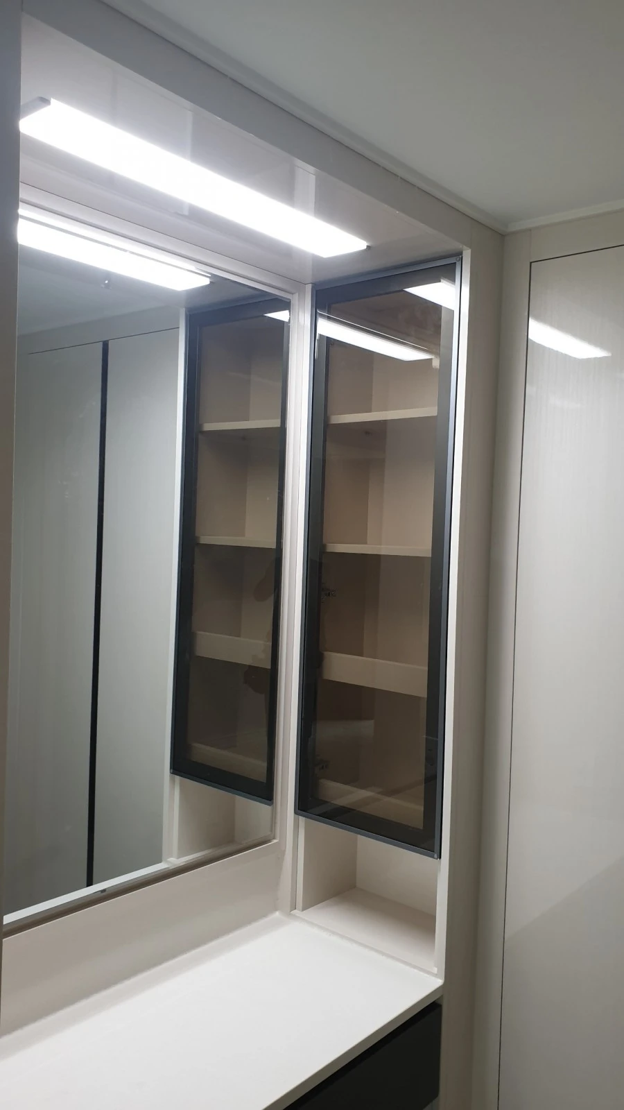 청주 동남지구 대성베르힐 화장대 거울문 시공 사진 2