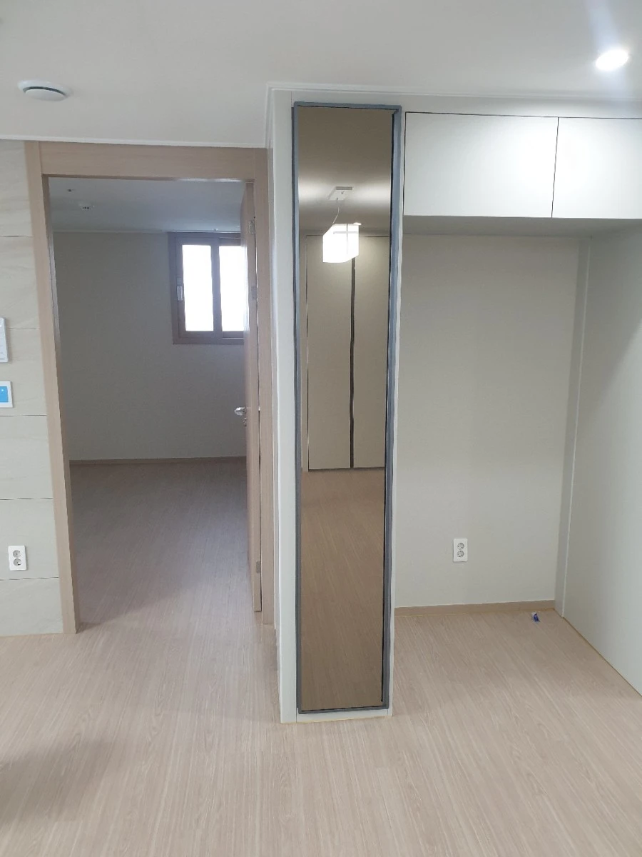 청주 행정타운 코아루 휴티스 전신거울 시공 사진 2