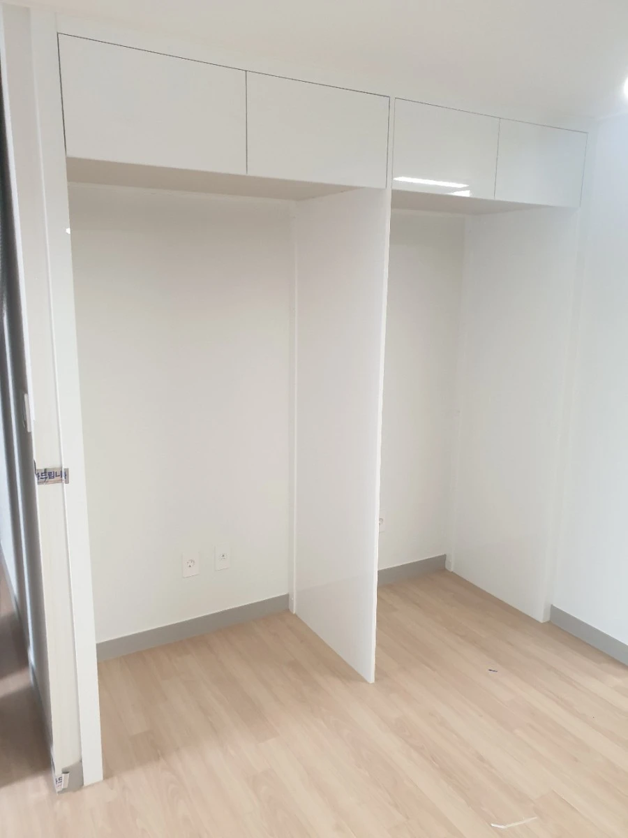 평촌 어바인퍼스트 1·2단지 냉장고장 거울문 시공 사진 2