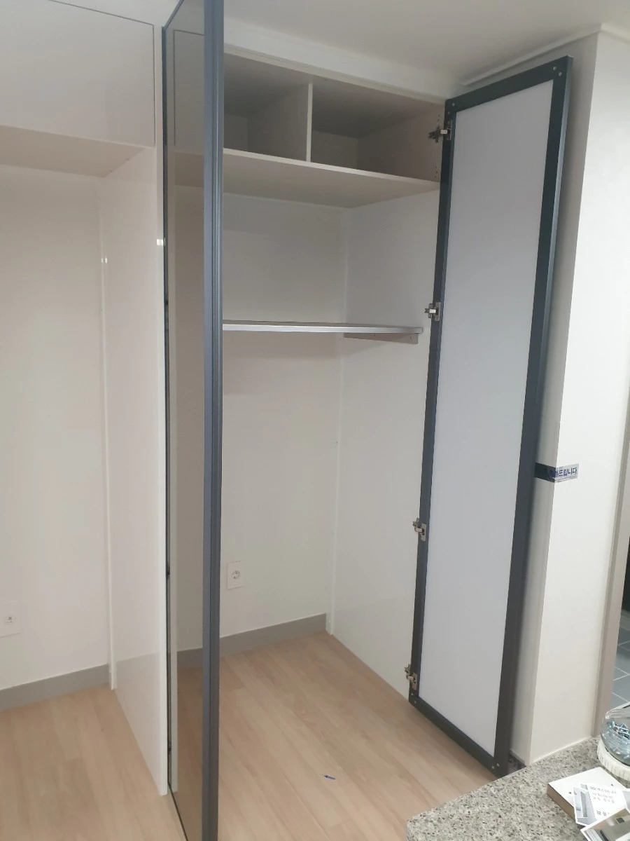 평촌 어바인퍼스트 1·2단지 냉장고장 거울문 시공 사진 4