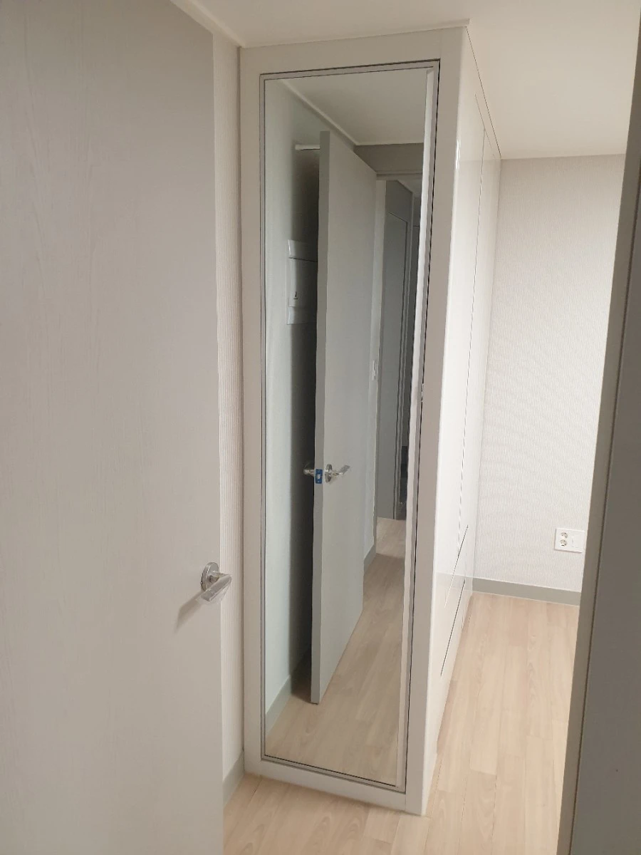 평촌 어바인퍼스트 1·2단지 전신거울 시공 사진 1