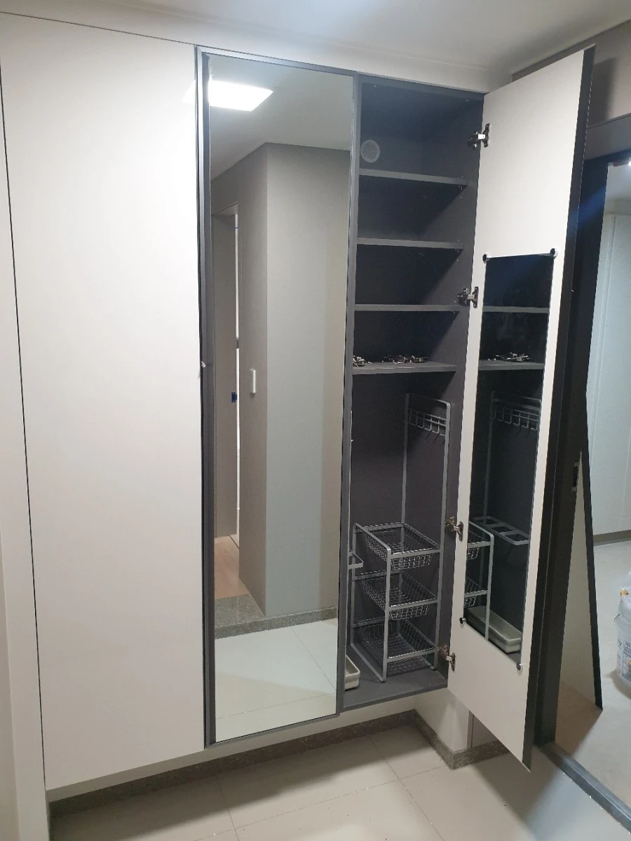 평촌 어바인퍼스트 1·2단지 신발장 거울문 시공 사진 1