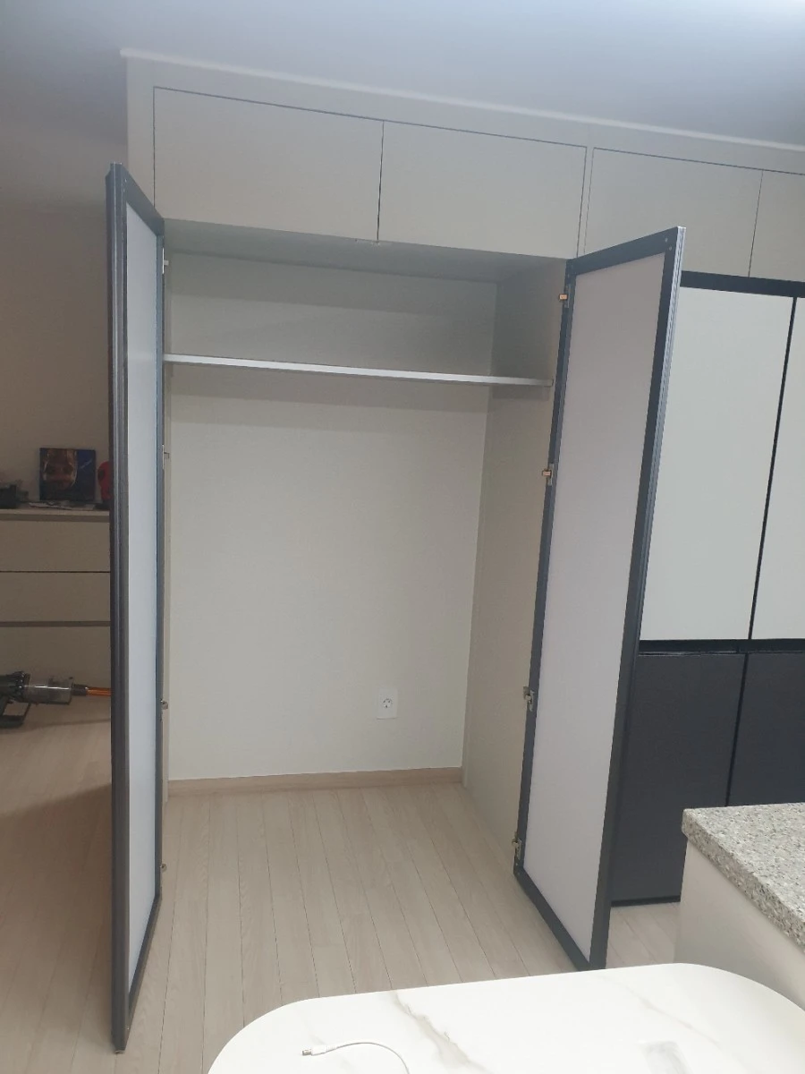 한양수자인 성남마크뷰 냉장고장 거울문 시공 사진 3